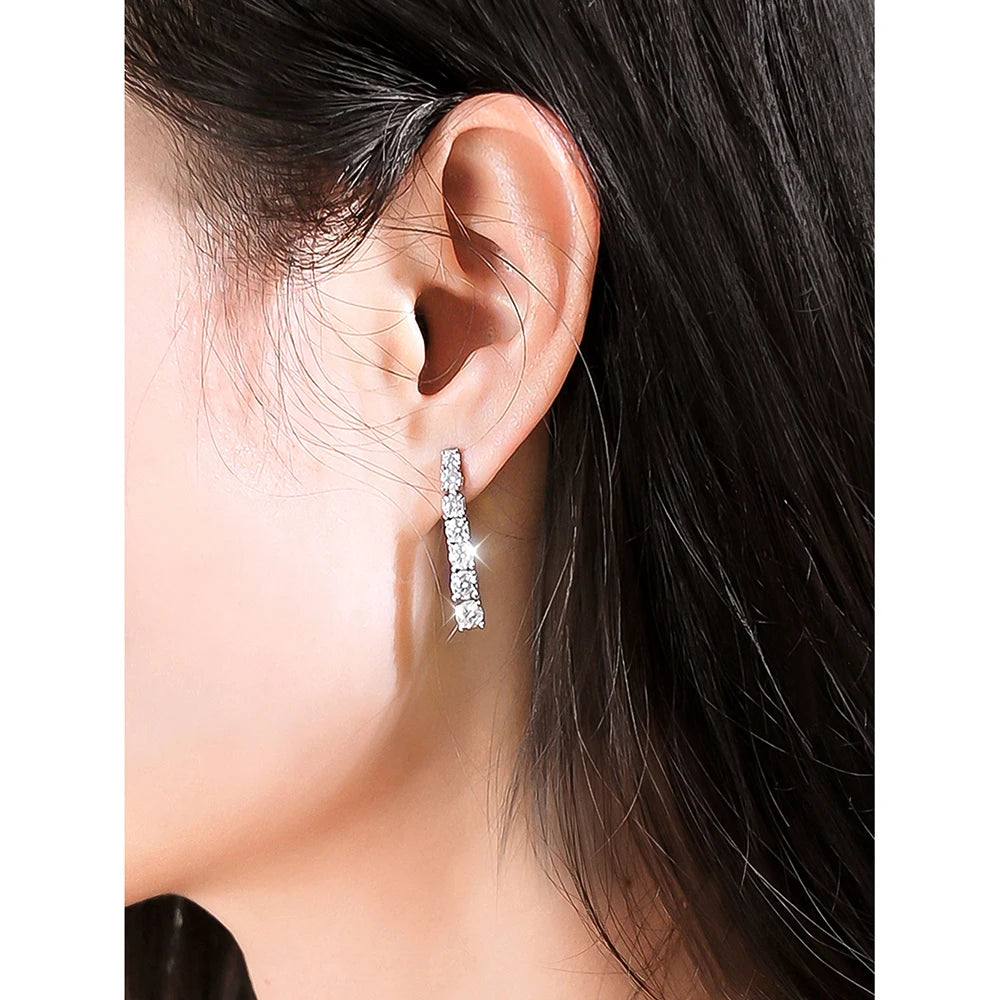 Chic and sustainable alternative diamond earrings, offering luxury without compromise.